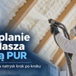 Ocieplanie poddasza pianą PUR - natrysk izolacji przez wykonawcę w kombinezonie ochronnym