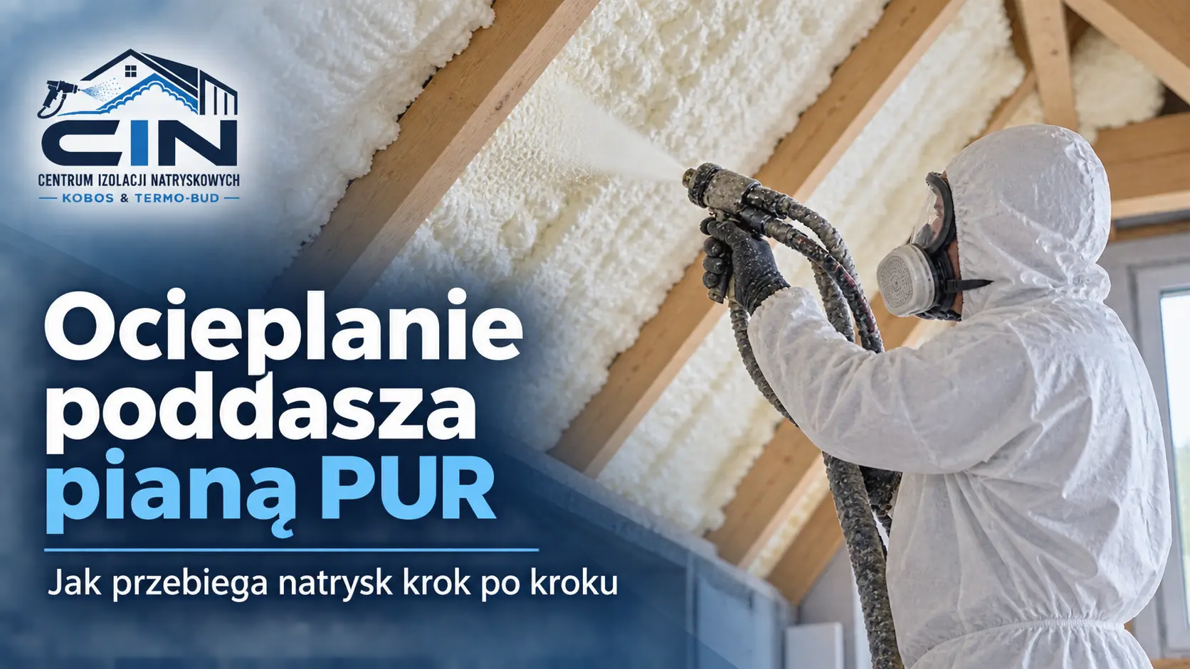 Ocieplanie poddasza pianą PUR - natrysk izolacji przez wykonawcę w kombinezonie ochronnym